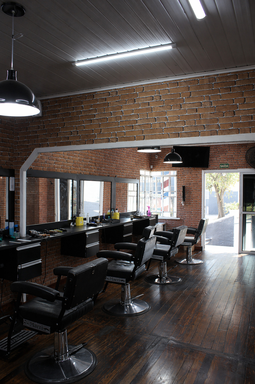 Área interna da Barbearia Mão Santa