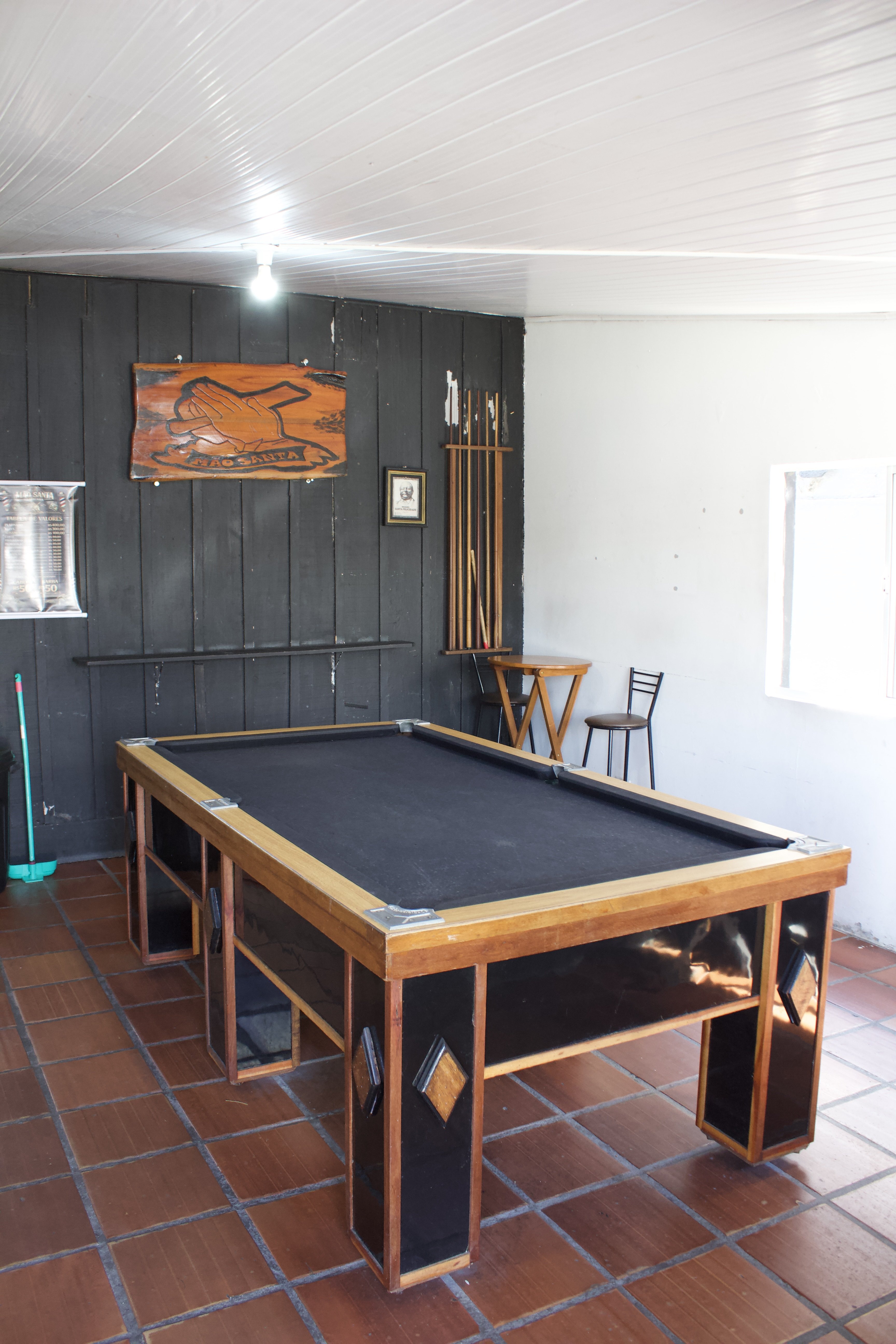 Mesa de sinuca da Barbearia Mão Santa